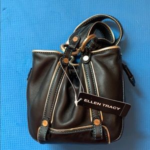 Ellen Tracy ristlet pouch